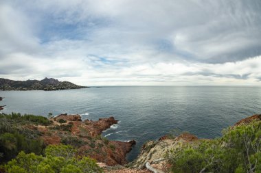 Akdeniz kıyısı - Dramont kayalıklarından görülen Akdeniz. Estrel 'in kızıl kayaları denizin maviliğine düşer..