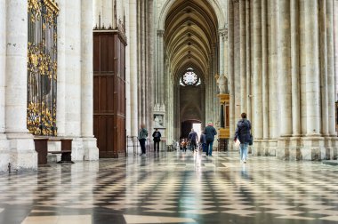Amiens Katedrali 'nde bir sokak manzarası. Bir garaj yolunun zeminini kaplayan muhteşem kaldırım manzarasının perspektif etkisi.