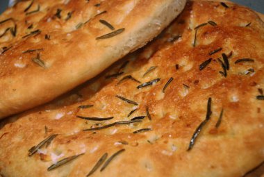 Fırında ıspanak ve taze sarımsak ve biberiyeli peynirli turta.