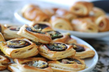 Ev yapımı taze elmalı turta, tatlı ve lezzetli bir tatlı kahvaltı ya da atıştırmalık için mükemmel.