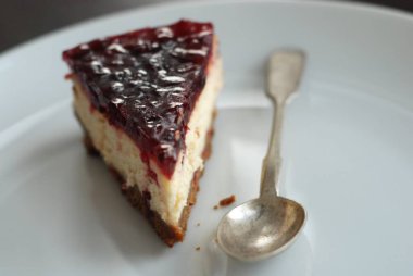 Çikolata soslu lezzetli çikolatalı pasta.