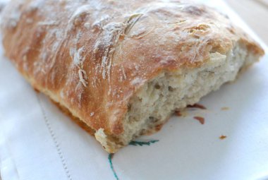 Taze pişmiş bir somun kabuklu zanaatkar ekmeğinin yakın çekimi .