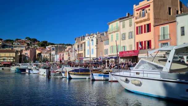 フランス マルセイユ 2022年11月20日 8Kの典型的な木製ボートとレストラン フランスのブーシュ ローヌのマルセイユ近く ヨーロッパ Uhd 7680 4320 — ストック動画