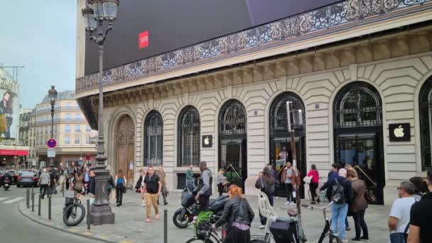 フランス 2022年10月28日 8K多くの人々がパリ オペラ地区 フランス ヨーロッパのアップルオペラ店の入り口の前を歩く Uhd 7680 4320 — ストック動画