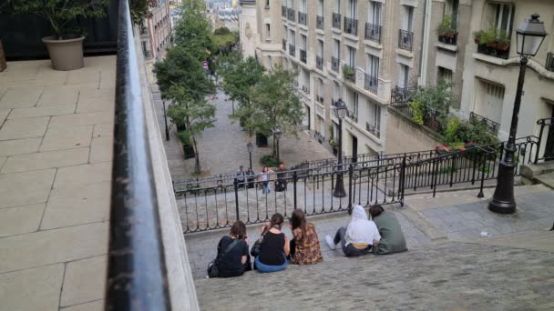 フランス 2022年10月29日 8Kの学生が登る階段に座ってモンマルトル パリセンター フランス ヨーロッパ Uhd 7680 4320 — ストック動画