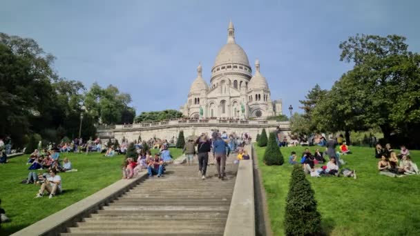 フランス 2022年10月29日 8Kのタイムラプス パリの観光客やパリの人々がパリのモンマルトルにあるサクレ クール大聖堂の前の芝生に座っているフランス ヨーロッパ Uhd 7680 4320 — ストック動画