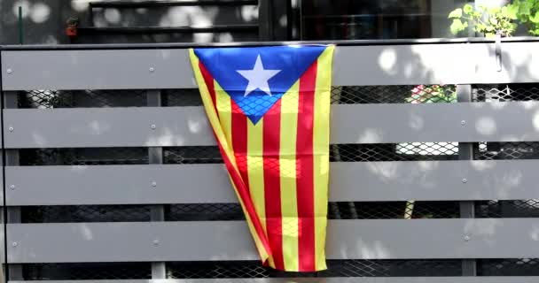Estelada Katalonien Flagga Hängande Balkong Barcelona Flaggan Viftar Vinden Närbild — Stockvideo
