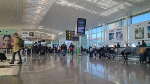 スペイン バルセロナ2022年12月11日 8Kターミナル2バルセロナ プラット国際空港近代建築とその多くの旅行者バルセロナ カタルーニャ スペイン Uhd 7680 4320 — ストック動画