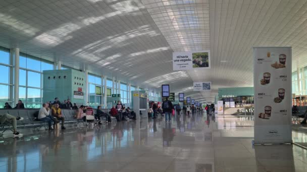 スペイン バルセロナ2022年12月11日 8Kターミナル2バルセロナ プラット国際空港近代建築とその多くの旅行者バルセロナ カタルーニャ スペイン Uhd 7680 4320 — ストック動画