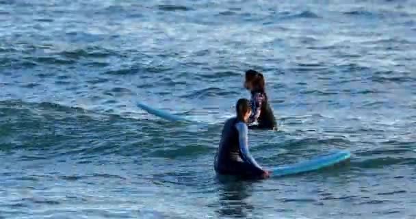西班牙巴塞罗那 2022年12月9日 两名漂亮的年轻冲浪女孩在地中海等待巨浪的到来 西班牙加泰罗尼亚巴塞罗那 Dci 4K决议 — 图库视频影像
