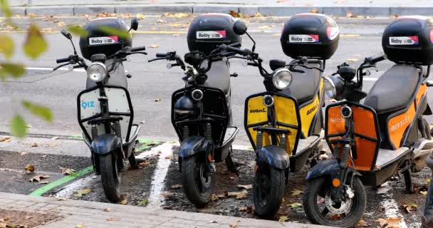 스페인 바르셀로나 2022 Reby Rental Electric Motorbike Motorcycle Scooters Parked — 비디오