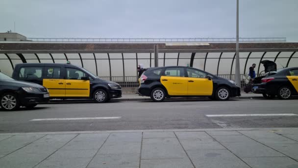 バルセロナ スペイン 2022年12月12日 3つの典型的なバルセロナ黄色と黒のタクシーバルセロナ北駅の前で駐車バルセロナ カタロニア スペイン Uhd 7680 4320 — ストック動画