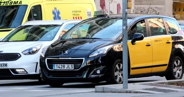 Barcelona Spain December 2022 Peugeot Barcelona Yellow Black Taxi Waiting — Vídeo de Stock
