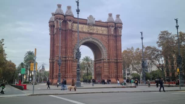 西班牙巴塞罗那 2022年12月12日8K西班牙加泰罗尼亚巴塞罗那市的凯旋门是胜利拱门 7680X4320 — 图库视频影像