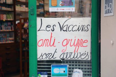 Paris, Fransa, 29 Ekim 2022: Fransa 'da Paris' teki bir eczanenin giriş kapısında sergilenen 