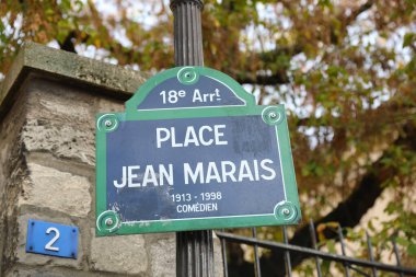 Paris, Fransa, 29 Ekim 2022: Paris 'in tarihi Montmartre semtinde bir klasik sokak tabelası, Fransa' nın Paris kentindeki ünlü Fransız komedyene adanmış 