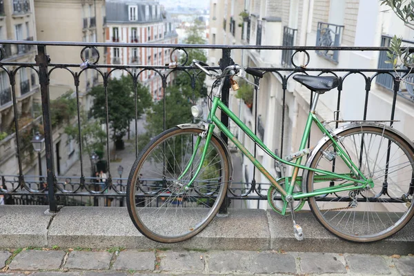 París Francia Octubre 2022 Una Bicicleta Motobecane Verde Vintage Apoya — Foto de Stock