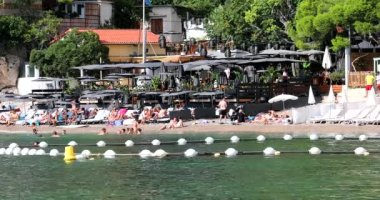 Cap-d 'Ail, Fransa - 5 Eylül 2022: Cap-d' Ail, Akdeniz 'de nefes kesen La Mala plajında turistler, Cap-d' Ail, Fransa 'da huzurlu Fransız Riviera paradileri