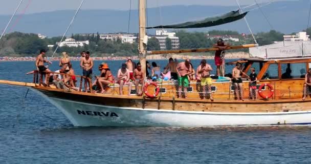 Sunny Beach Bulgaria Agosto 2019 Jóvenes Fiesteros Británicos Disfrutando Pequeño — Vídeo de stock