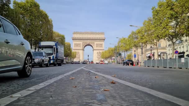 フランス 2022年10月29日 8Kのタイムラプス動画は 活気に満ちたシャンゼリゼと象徴的な凱旋門をフィーチャーした地上レベルでキャプチャされ パリの生活の活気あるエネルギーと動きを紹介します Uhd 7680 4320 — ストック動画