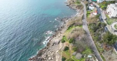 San Remo, İtalya - 17 Şubat 2023: San Remo kıyı şeridi, Ligurian Denizi ve İtalyan Riviera Dei Fiori - DCi 4K Video yolu boyunca Bici Espresso bisiklet yolunun etkileyici 5K hava aracı videosu
