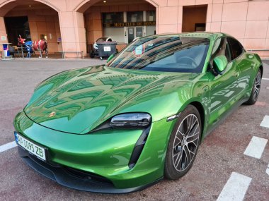 Monte-Carlo, Monaco, 10 Eylül 2022: Monako, Monaco, Monaco 'da Ukrayna plakalı, elektrikli lüks bir Porsche Taycan.