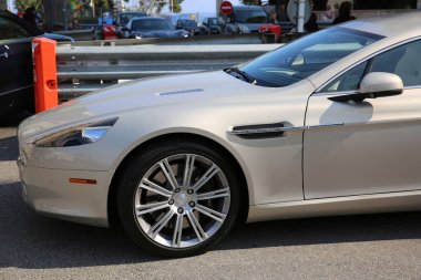 Monte-Carlo, Monaco - 17 Mayıs 2016: Markanın Monte-Carlo, Monaco 'nun arka planına karşı hazırlanan lüks işçiliğini vurgulayan, Aston Martin Rapide üzerindeki çarpıcı bir krom tekerleğin göz alıcı yakın çekimi