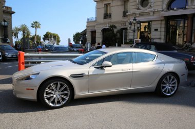 Monte-Carlo, Monaco - 17 Mayıs 2016: Monaco 'da çekilen ve Monako 1 Grand Prix sırasında ikonik Monte Carlo Kumarhanesi' nin önüne park edilen dört kapılı Aston Martin Rapide