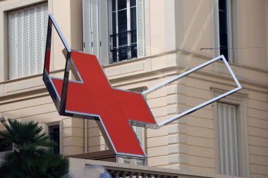 Fontvieille, Monako - 28 Mayıs 2016: Monako Kızılhaç binasının önünde, Monte-Carlo, Monako 'da bulunan Kızılhaç' ın metal heykeli