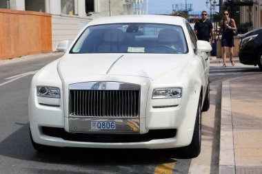 Fontvieille, Monaco - 28 Mayıs 2016: Monte-Carlo, Monaco 'da sokağa park edilmiş güzel ve prestijli beyaz bir Rolls-Royce