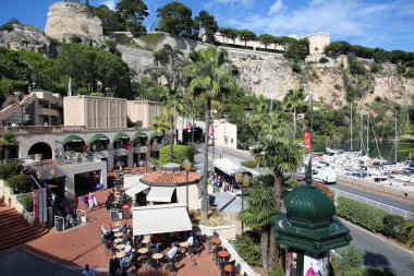 Fontvieille, Monaco - 19 Mayıs 2016: Fontvieille 'in hareketli alışveriş bölgesinin büyüleyici görüntüsü, dükkanlar, restoranlar, teraslar, Prince' s Palace, McDonald 's ve Monaco limanının bulunduğu Kaya