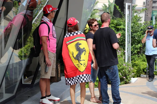 モンテカルロでモナコのグランプリ中に フェラーリキャップを身に着けているとフェラーリの旗に身を包んだ少女の両方のスクーデリアフェラーリのファンである若いカップル — ストック写真