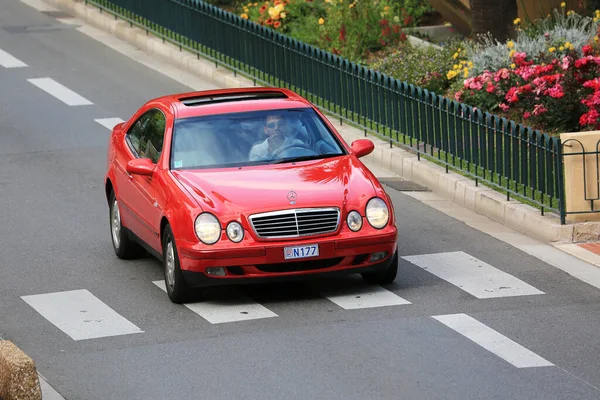 摩纳哥蒙特卡洛 Monte Carlo Monaco 2016年5月18日 在摩纳哥蒙特卡洛拉沃托大道 Larvotto Boulevard 驾驶一辆老式红色奔驰跑车的男子 — 图库照片