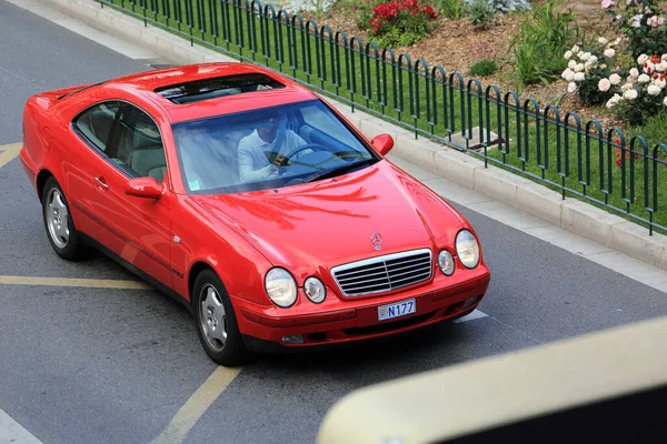 摩纳哥蒙特卡洛 2016年5月18日 一位驾驶一辆旧式红色奔驰跑车的男子在摩纳哥蒙特卡洛拉沃托大道 Larvotto Boulevard 的空中照片 — 图库照片