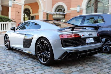 Monte-Carlo, Monaco - 16 Nisan 2023: Büyüleyici gri Audi R8 Coupe V10 performans dörtlüsü, arka planda lüks bir otel girişi olan tam karbonlu arka kanat
