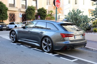 Monte-Carlo, Monaco - 16 Nisan 2023: Monte-Carlo, Monaco 'da belirlenmiş bir otel yerine park edilmiş, dörtte üçlük bir açıyla ele geçirilmiş gri Audi RS6.