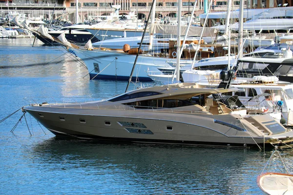 摩纳哥蒙特卡洛 2023年4月16日 在2023年5月的一级方程式赛车大奖赛之前 在摩纳哥蒙特卡洛的赫尔克里港 Port Hercule Monte Carlo Monaco 有大量的超级游艇排成一排 — 图库照片