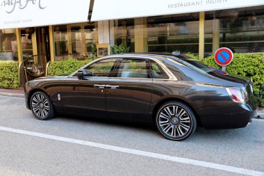 Monte-Carlo, Monaco - 16 Nisan 2023: Siyah bir lüks Rolls-Royce Monte Carlo, Monaco 'daki Maya Jah Hint restoranının önünde park yasağı olan bir yere park etti.