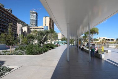 Monte-Carlo, Monaco - 16 Nisan 2023: Renzo Piano 'nun Monte Carlo, Monaco' da yeni tasarladığı Larvotto gezinti alanı, zeytin ağaçlarıyla büyüleyici bir bahçe sergilenmektedir.
