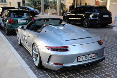 Monte-Carlo, Monaco - 16 Nisan 2023: Grevdeki gri ve beyaz Porsche Speedster yarış arabasının dörtte üçü, İsviçre plakalı, Monte-Carlo, Monaco 'daki Hermitage Hotel' e park edilmiş.
