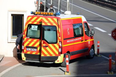 Monte-Carlo, Monaco - 16 Nisan 2023: Fransa 'dan gelen kırmızı Renault Master itfaiye aracı, Monte-Carlo, Monaco' da acil bir duruma müdahale ediyor.