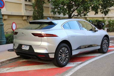 Monte-Carlo, Monaco - 16 Nisan 2023: Sofistike gri Jaguar I-PACE, Monte Carlo, Monaco 'da bir caddeye park edilmiş tam elektrikli lüks bir SUV, arka üç çeyrek açıdan yakalandı.