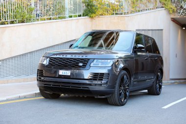 Monte-Carlo, Monaco - 16 Nisan 2023 Monte-Carlo, Monaco 'da bir caddeye park etmiş parlak siyah bir Range Rover ön üç çeyrek açıdan yakalandı.