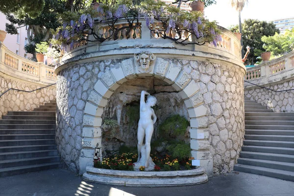 Escultura Renacentista Una Mujer Desnuda Jardín Montecarlo Mónaco Con Escaleras — Foto de Stock