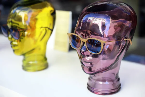 Dos Cabezas Femeninas Vidrio Colorido Teñidas Púrpura Amarillo Con Gafas Fotos De Stock