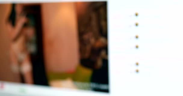 Размытый Видеофон Котором Безголовая Девушка Пьет Воду Развлекательном Сайте Взрослых — стоковое видео