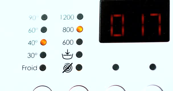 一台洗衣机的特写视频 重点放在显示剩余17分钟的定时器显示上 并控制按钮的温度和转速 — 图库视频影像