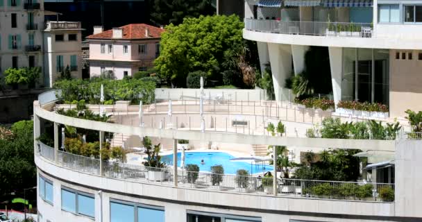 モナコのモンテカルロ 2023年5月2日 モナコのモンテカルロの高層ビルにある豪華な屋上庭園とプールの空中映像は息をのむような景色と高級ライフスタイルを提供します Dci Video — ストック動画