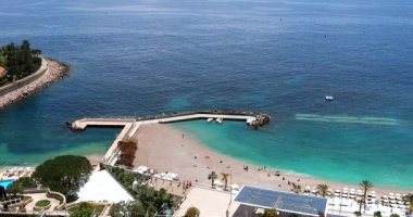 Monte Carlo, Monako 'daki Larvotto Sahili' nin çarpıcı hava manzarası el değmemiş kumlarını, canlı faaliyetlerini ve Akdeniz 'in turkuaz sularını gözler önüne seriyor.