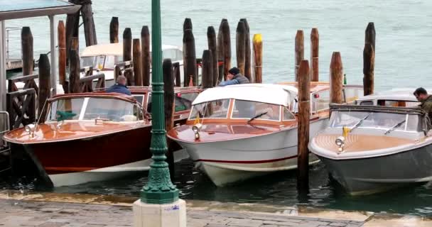 Βενετία Ιταλία Οκτωβρίου 2023 Τρία Παραδοσιακά Βενετσιάνικα Θαλάσσια Ταξί Περιμένουν — Αρχείο Βίντεο